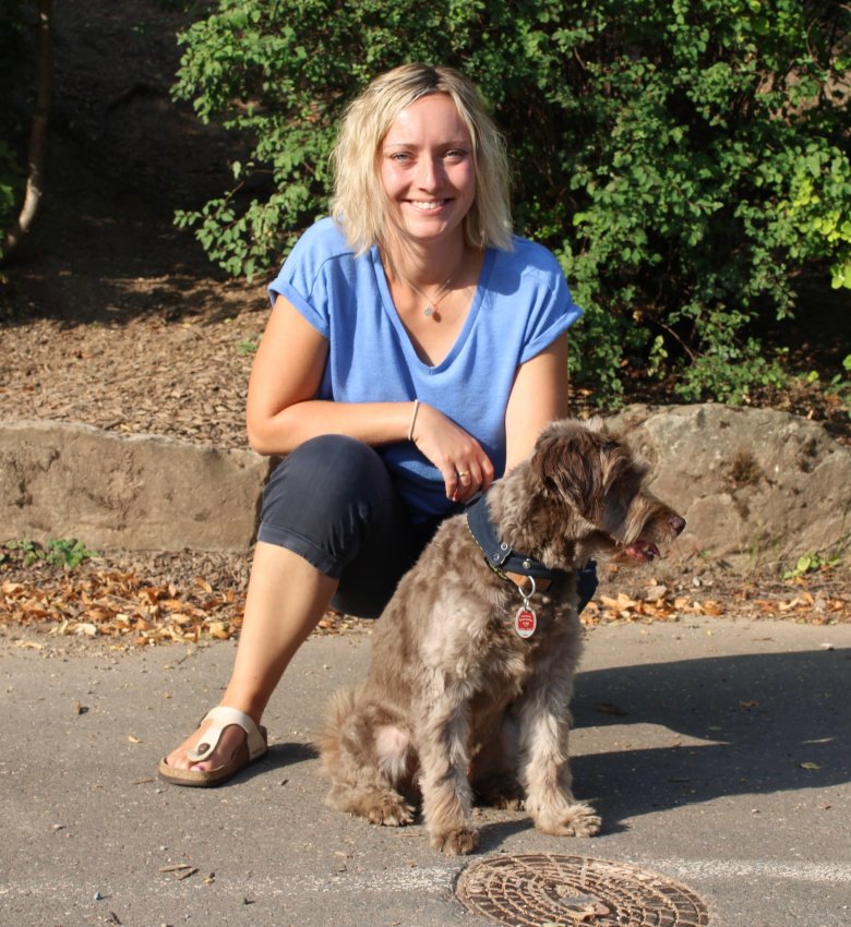 Frau Theobald mit Hund Momo